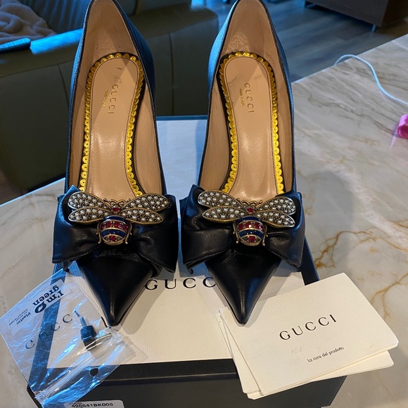 Gucci Shoes - Gucci Charlotte Bee black pump size 37.5